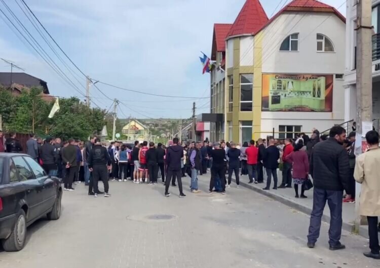 Возле ЦИКа в Гагаузии фото: картинки  яндекса. 