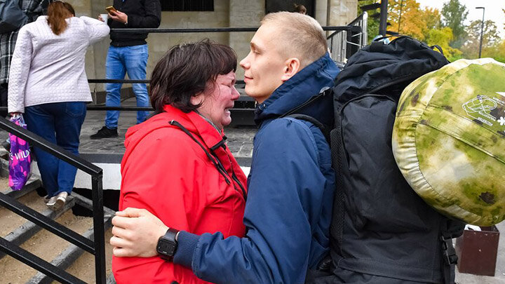 МАТЬ ПРОВОЖАЕТ НА ФРОНТ МОБИЛИЗОВАННОГО БОЙЦА. ФОТО: СЕРГЕЙ КИСЕЛЁВ / АГН "МОСКВА" 
