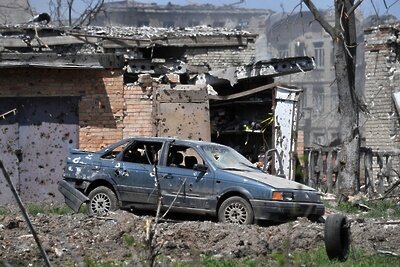    Поврежденный автомобиль и разрушенные постройки в Артемовске. © РИА Новости
