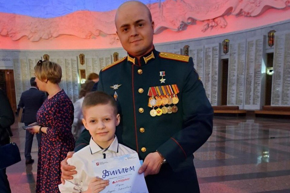    В Музее Победы на Поклонной горе в Москве Андрея Юдина поздравил Герой России Андрей Соловьев. Фото: Проект «Многонациональная Победа»