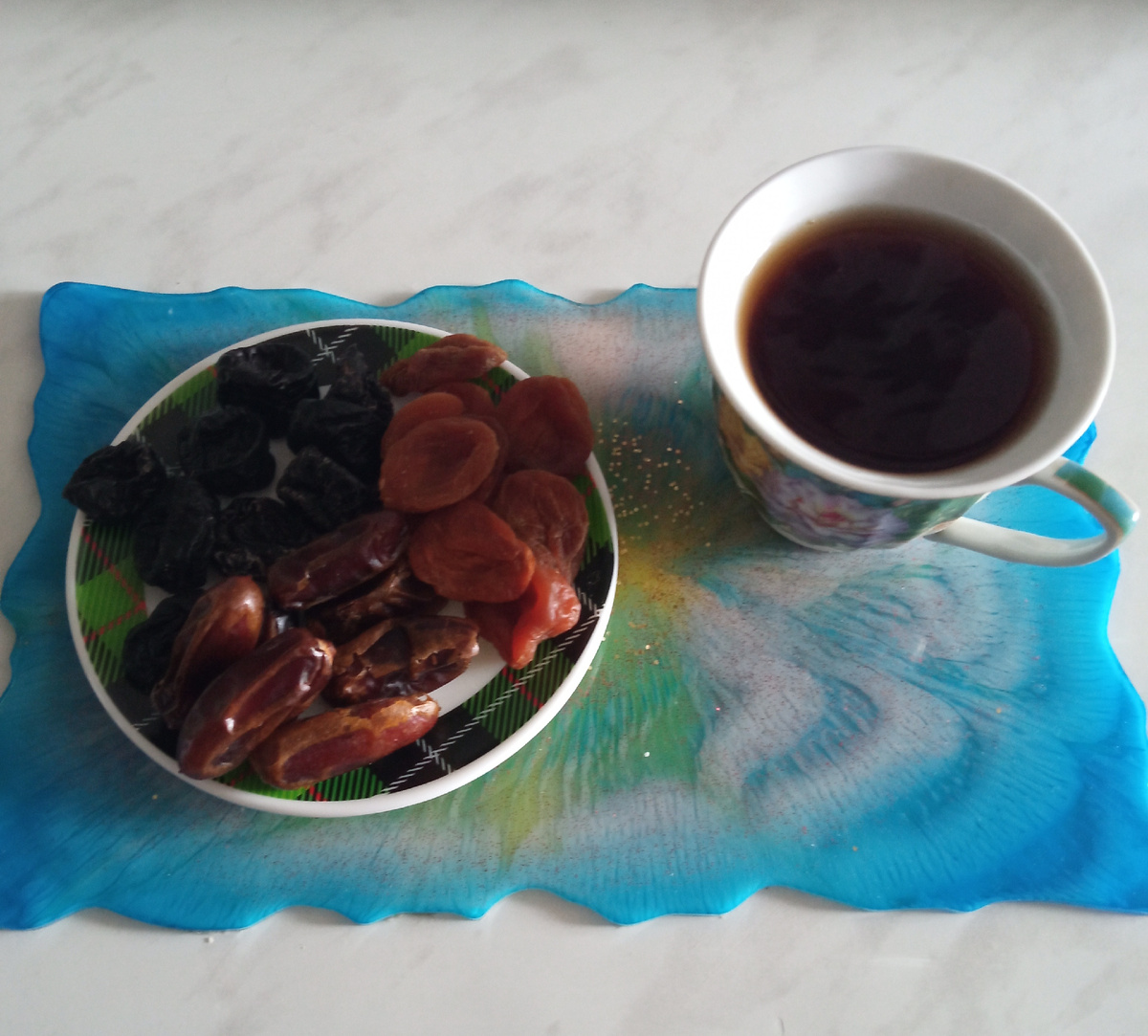 Перекус  курага-30гр., чернослив-38гр., финики-39гр. Чай. К-260,31       Б-3,09         Ж-1,69      У-62,5.