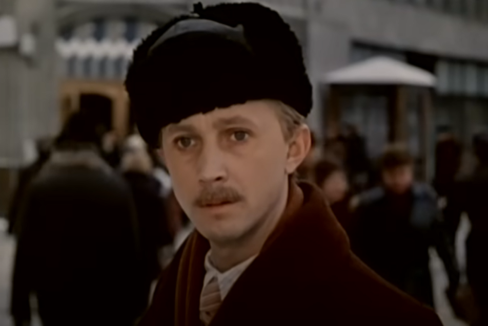 Саша Нетужилин (Николай Бурляев), кадр из фильма "Военно-полевой роман" (1983)