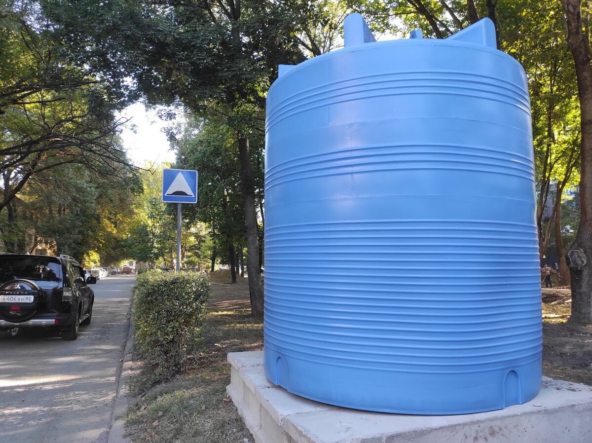 Емкости для воды симферополь. Резервуар с водой Севастополь. Крым бочки с водой фото.
