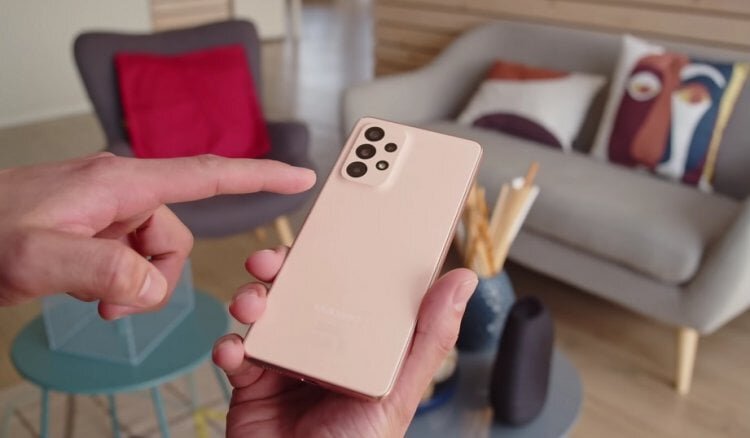    Только Samsung выпускает недорогие смартфоны с влагозащитой