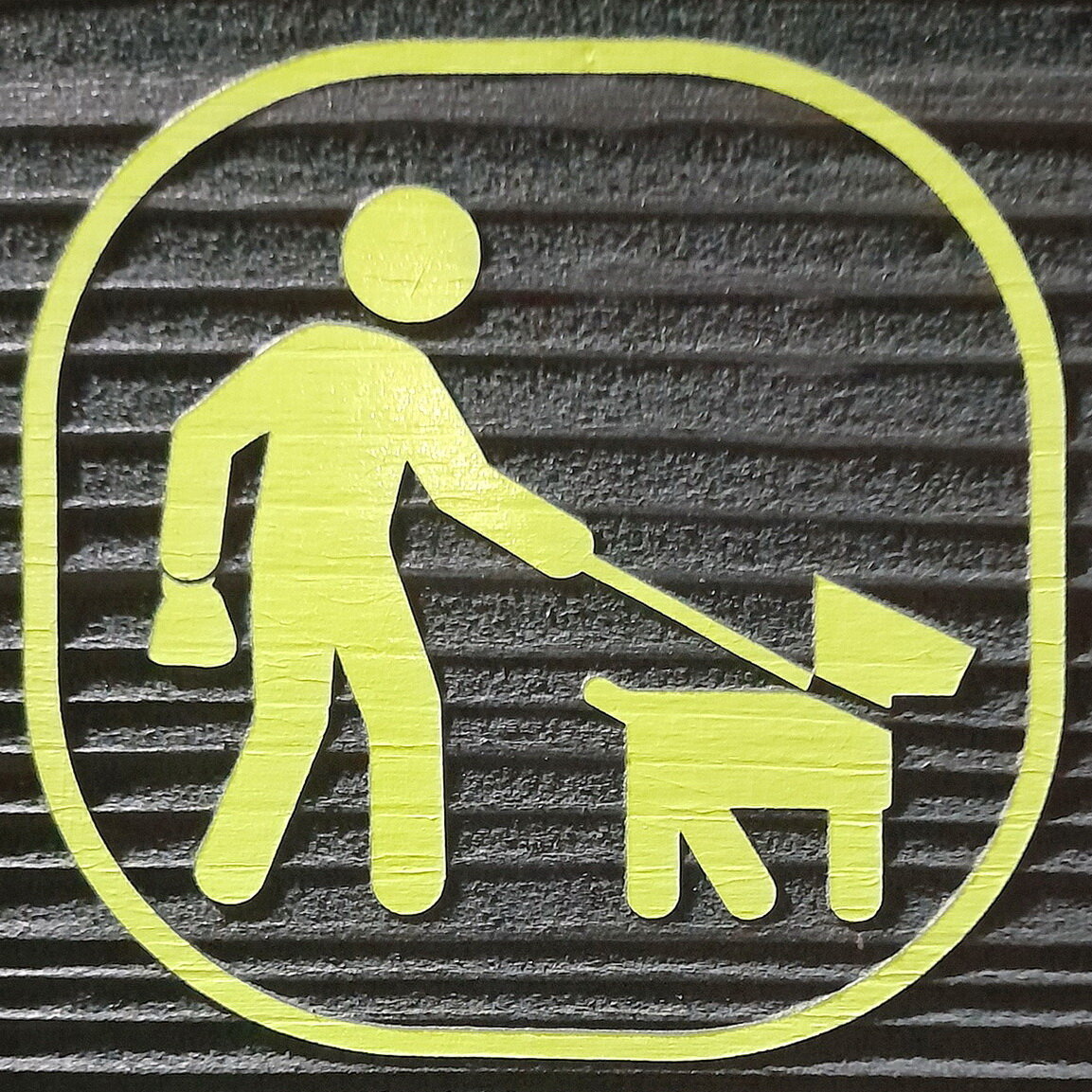 Табличка с требованием выгуливать собак на поводке в Сеуле. Фото из личного архива