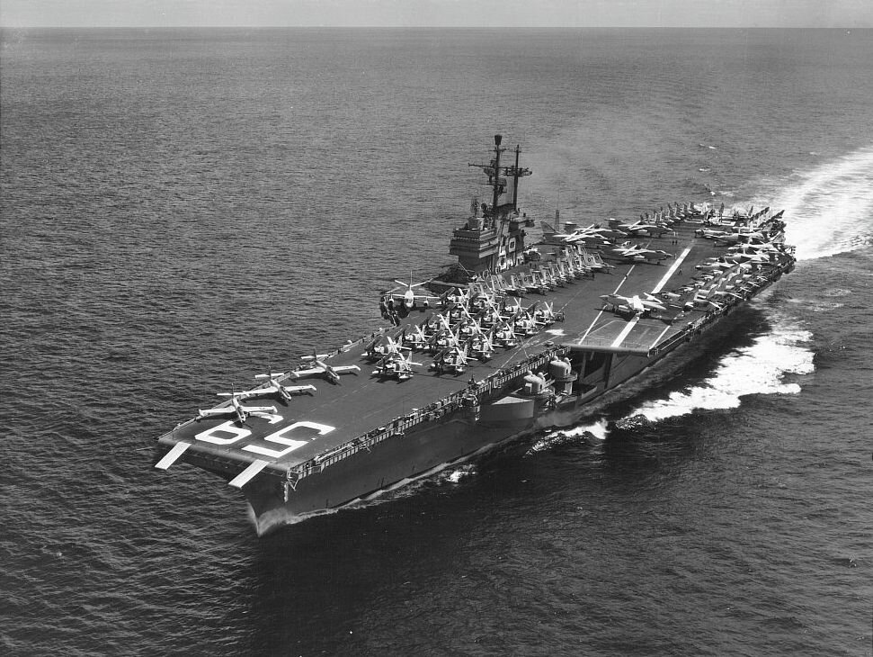 Авианосец "Форрестол". Источник фото: https://ru.pinterest.com/pin/uss-forrestal-cva59-underway-at-sea-in-1957-uss-forrestal-cv59-wikipedia--19069998405740022/