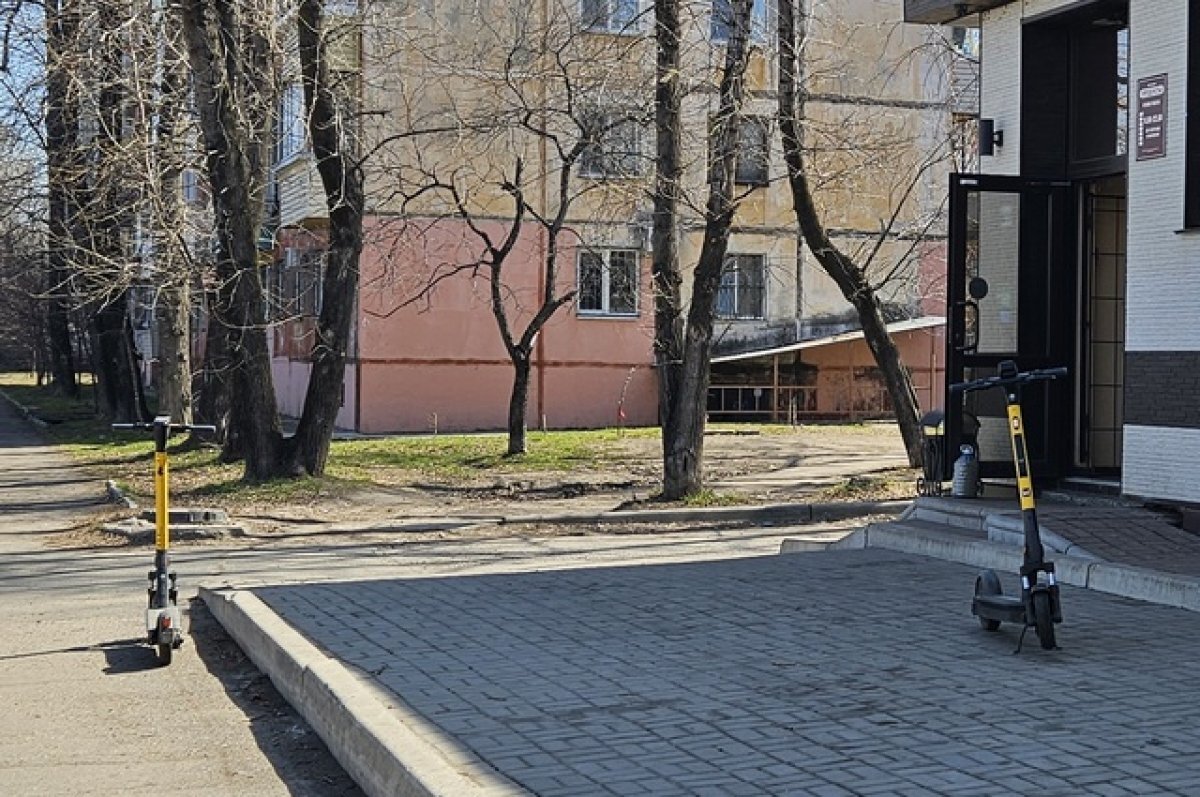    Мужчина с ребенком на самокате врезались в хабаровчанина на набережной