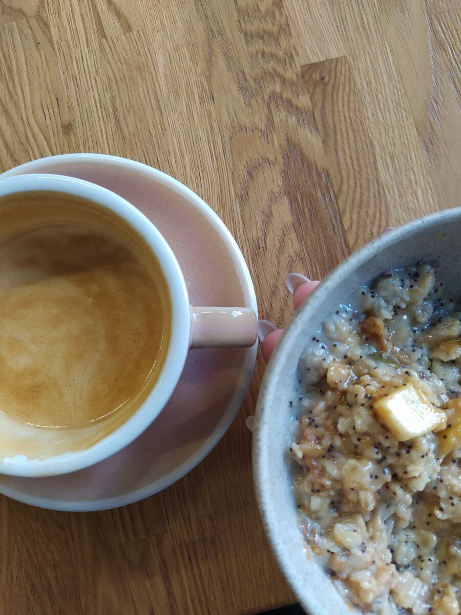 Овсянка на банановом молоке с бананом, маком, карамелью и арахисовой пастой + капучино на банановом