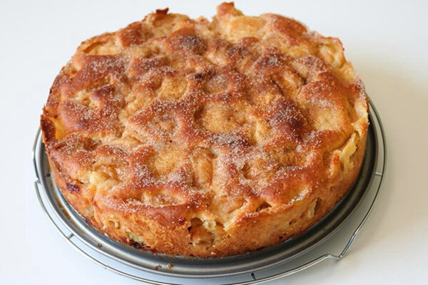 Этот простой пирог с яблоками в духовке — особенно сочный за счет крупных кусочков яблок и небольшого количества теста. Он понравится даже сторонникам традиционной яблочной выпечки.-12