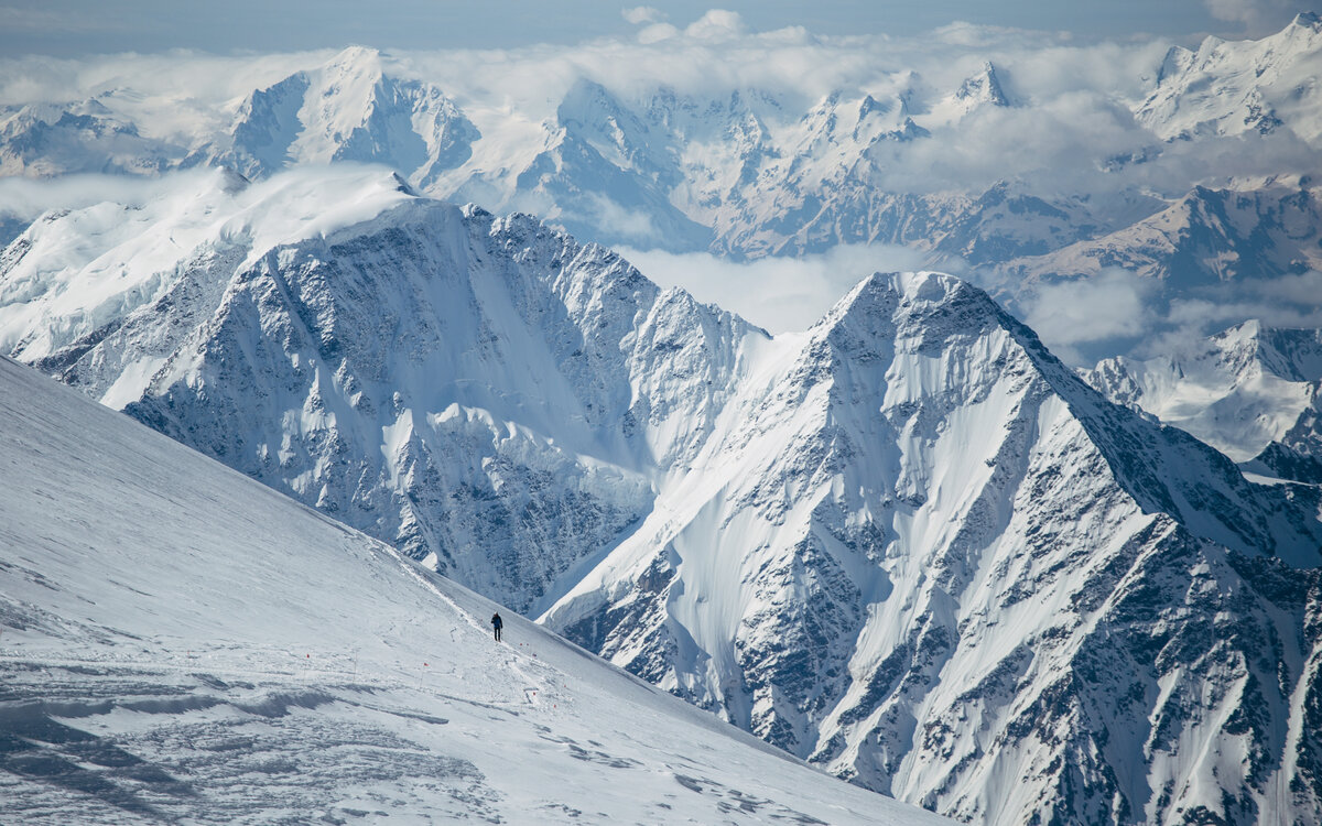Вождение на Эльбрус с Юга, человек идет по "косой полке"