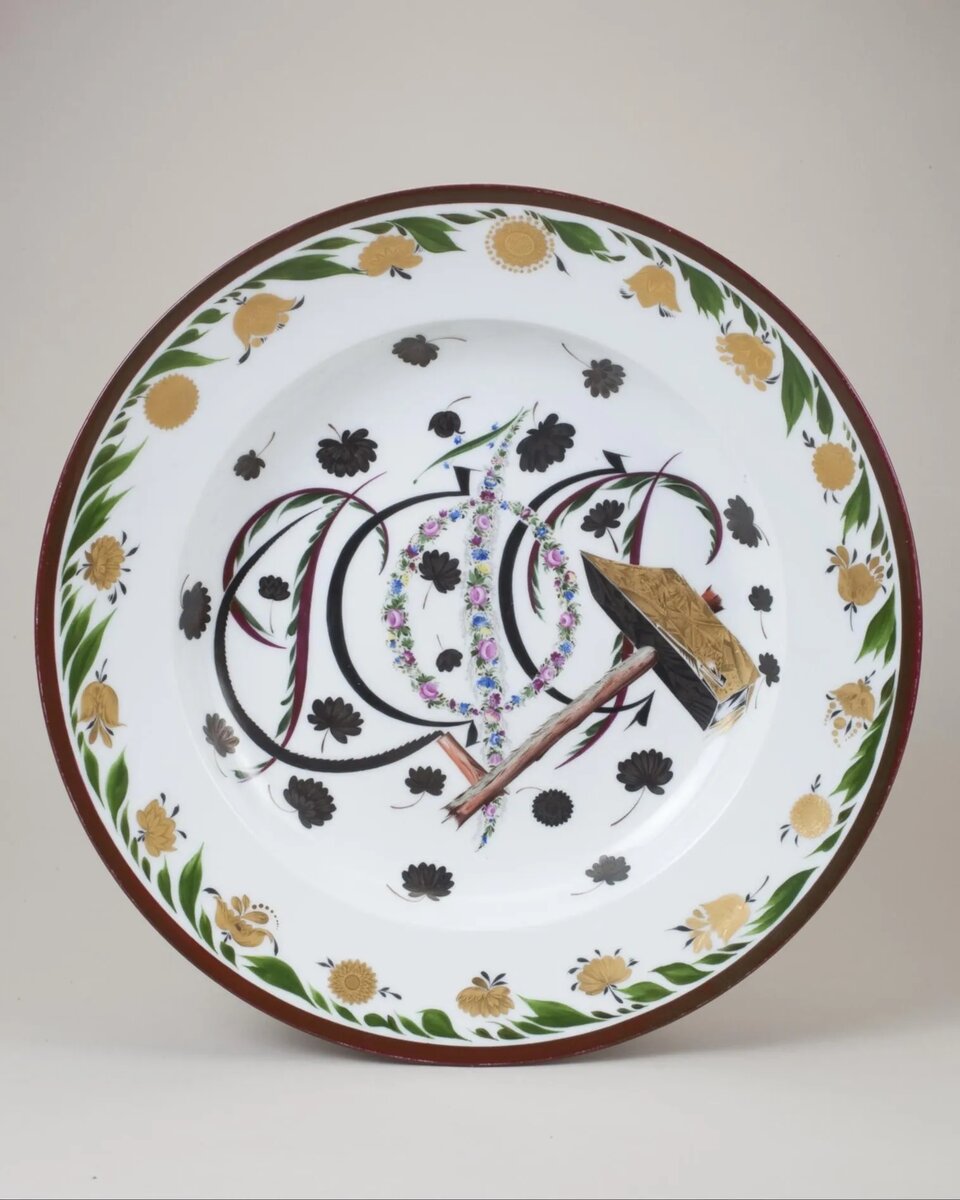 СЕРГЕЙ ЧЕХОНИН. БЛЮДО «РСФСР». НАДГЛАЗУРНАЯ ПОЛИХРОМНАЯ РОСПИСЬ, ПОЗОЛОТА, СЕРЕБРЕНИЕ, ЦИРОВКА. 1922. ГОСУДАРСТВЕННЫЙ ЭРМИТАЖ, САНКТ-ПЕТЕРБУРГ