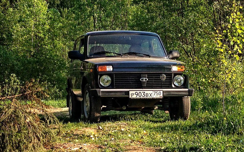 Кости с гордостью водит "Ниву", а точнее ВАЗ-21214, по дорогам общего пользования и проселочным дорогам.