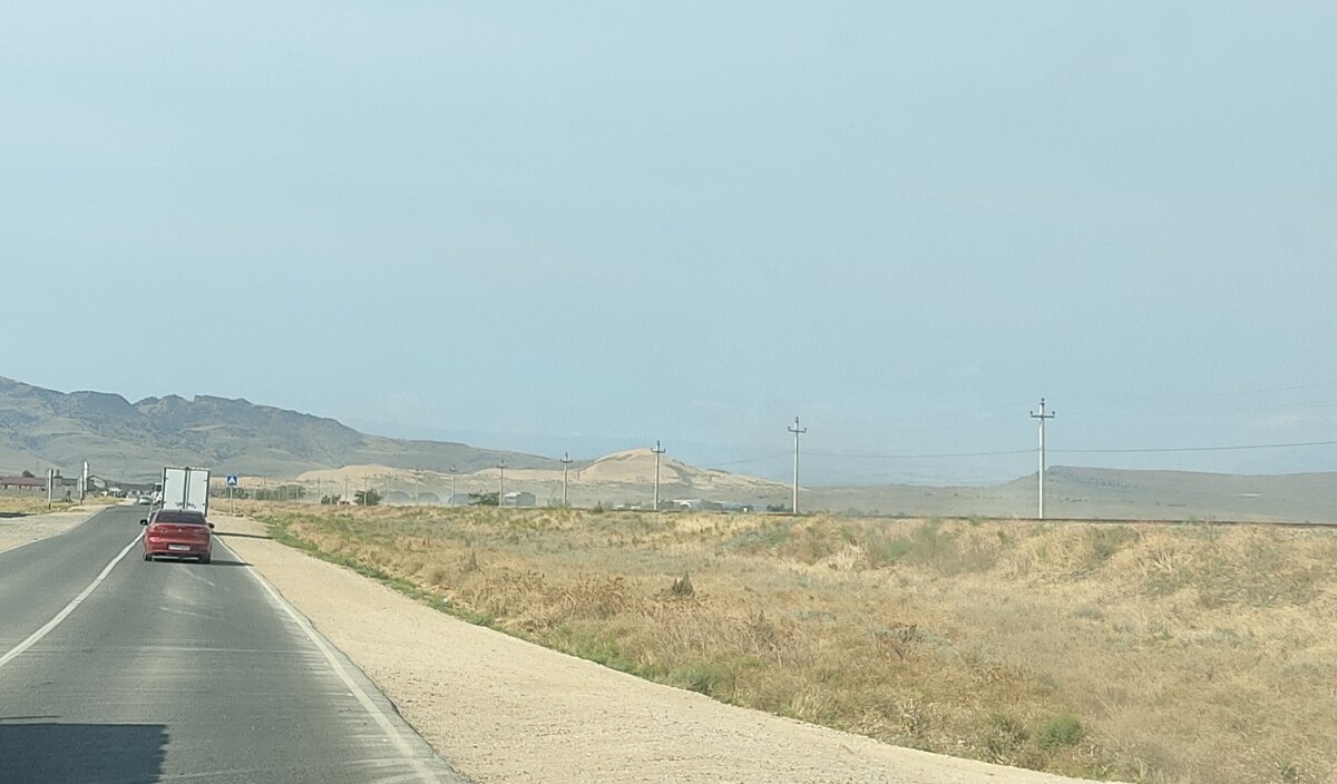 Так непрезентабельно бархан выглядит с трассы Р-217 "Кавказ"