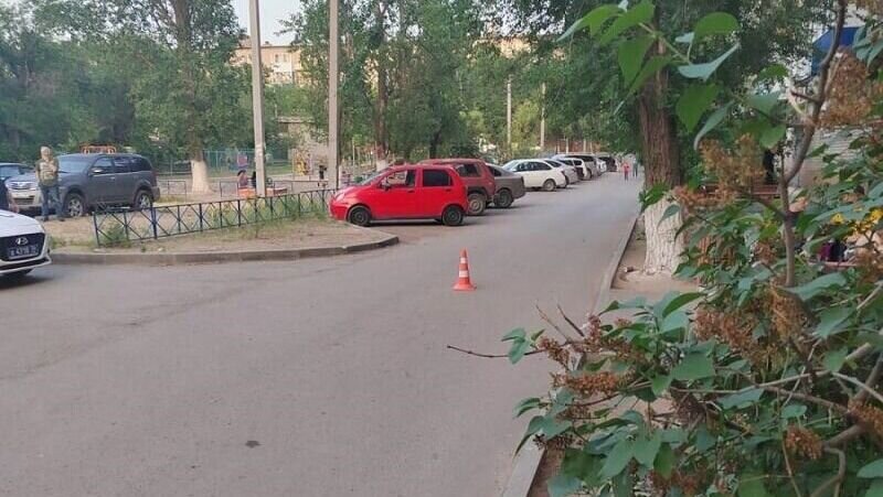     На севере Волгограда водитель иномарки совершил наезд на 4-летнего ребенка во дворе дома. Мальчика с травмами доставили в одно из медучреждений города.