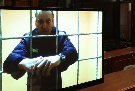    Алексей Навальный (на экране), отбывающий наказание в исправительной колонии