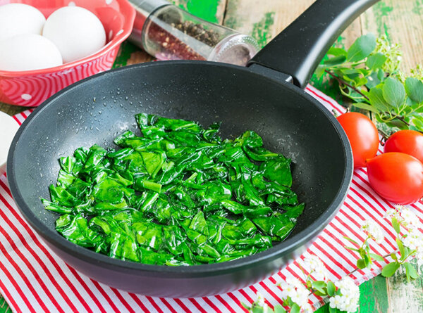 Лучшее начало рабочего дня — вкуснейшая яичница со шпинатом (рецепт с фото прилагается ниже).-4