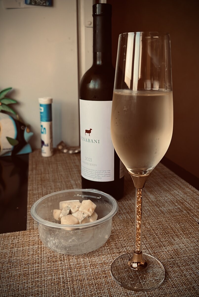 Вино от знакомых виноделов и сыр гарганзола из Светлогорска))