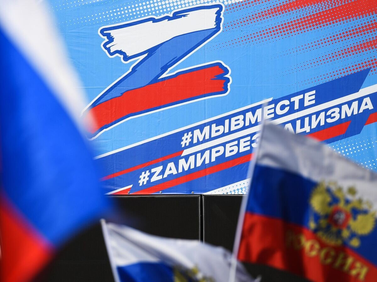 Плакат в Центральном парке в Новосибирске, где проводится митинг-концерт в поддержку президента РФ Владимира Путина и проведения референдумов в ДНР, ЛНР, Херсонской и Запорожской областях о вхождении в состав России© РИА Новости / Александр Кряжев