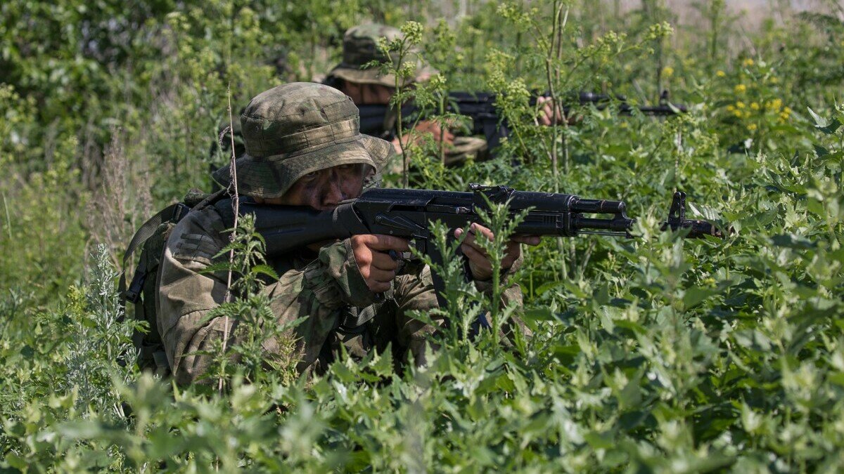     В Ростовской области сотрудникам полиции, дескать, передали ориентировки для розыска сбежавших из ЛНР бойцов, пишет Telegram-канал Baza. Но по информации СМИ, данное сообщение является фейком.