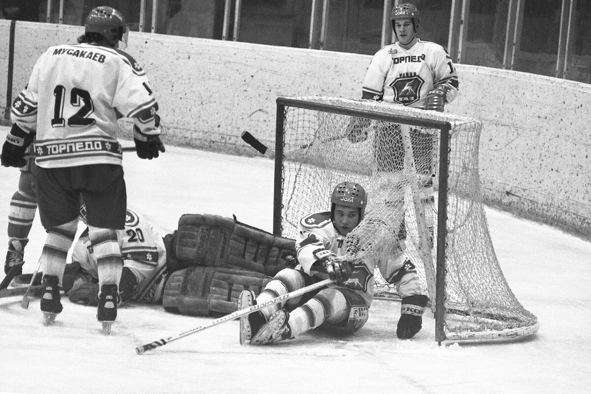    На этом снимке запечатлены и Олег Наместников, и его брат Евгений (за воротами) Александр Рылов