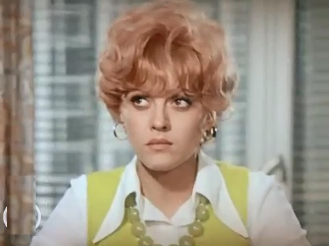 Н. Дрожжина в фильме "Трудные этажи"