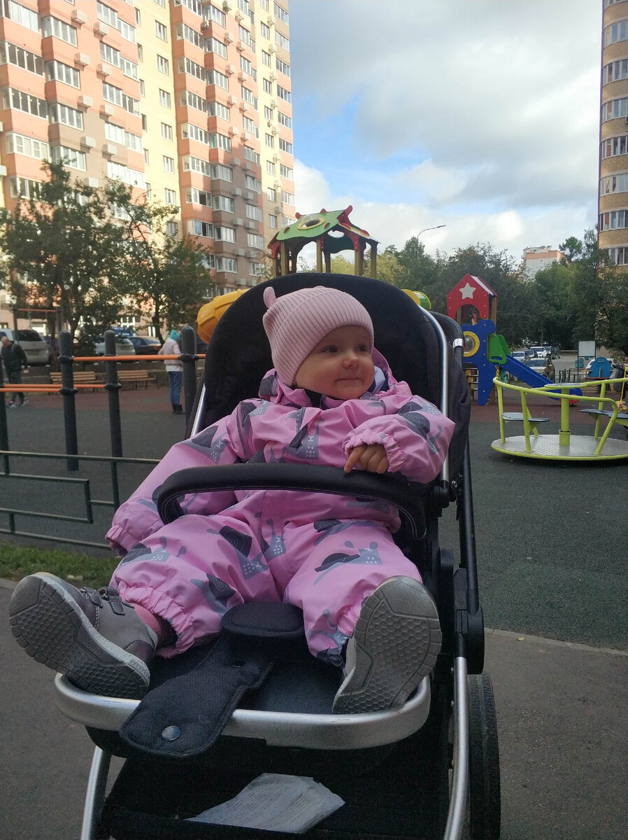 Алиса в старой коляске.