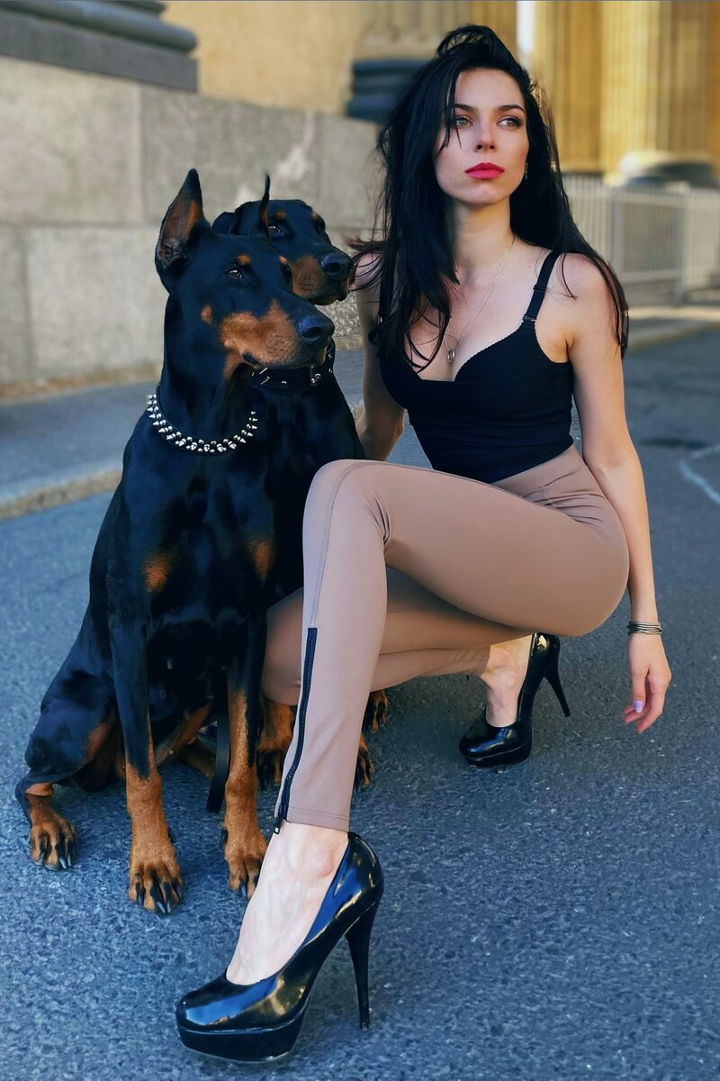 «Девушка и доберманы» .На фото актриса Ирина Правдивцева 