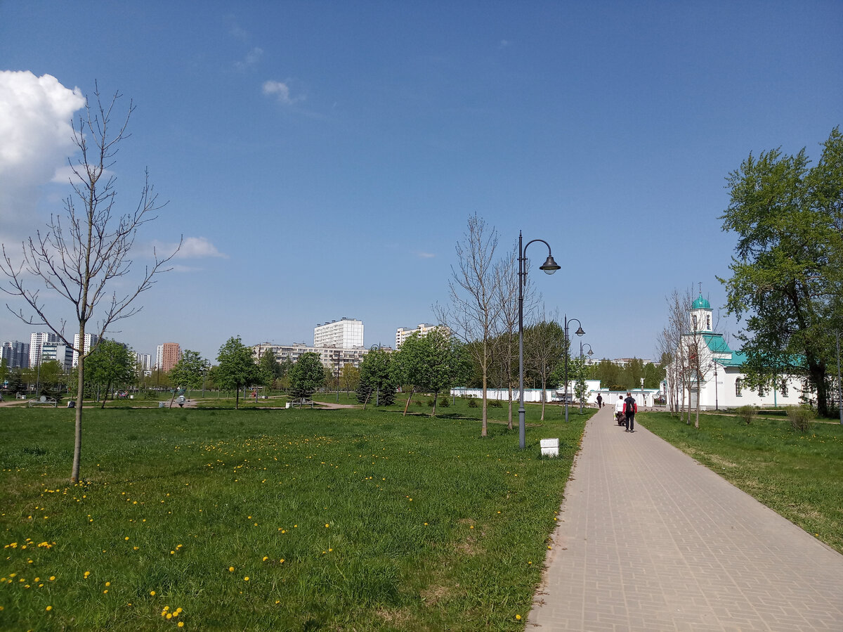 Брестский парк. Вид на Подворье Свято-Троицкого Александро-Свирского мужского монастыря