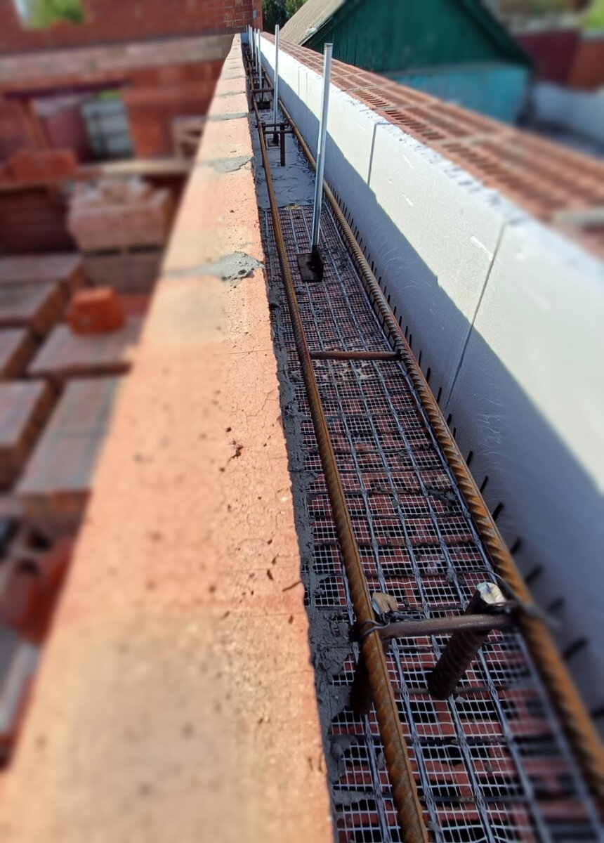  Армопояс под мауэрлат h- 250x160мм. Бетон  в стандартной пропорции- 1:3:5. Арматура-10мм. Утеплитель- 20мм.