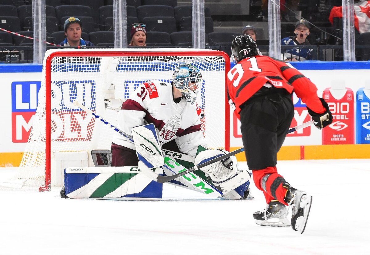 Канада – Латвия. Адамо Фантилли забивает третий гол в ворота Артура Шилова. Взято из открытого источника Яндекс.Картинки