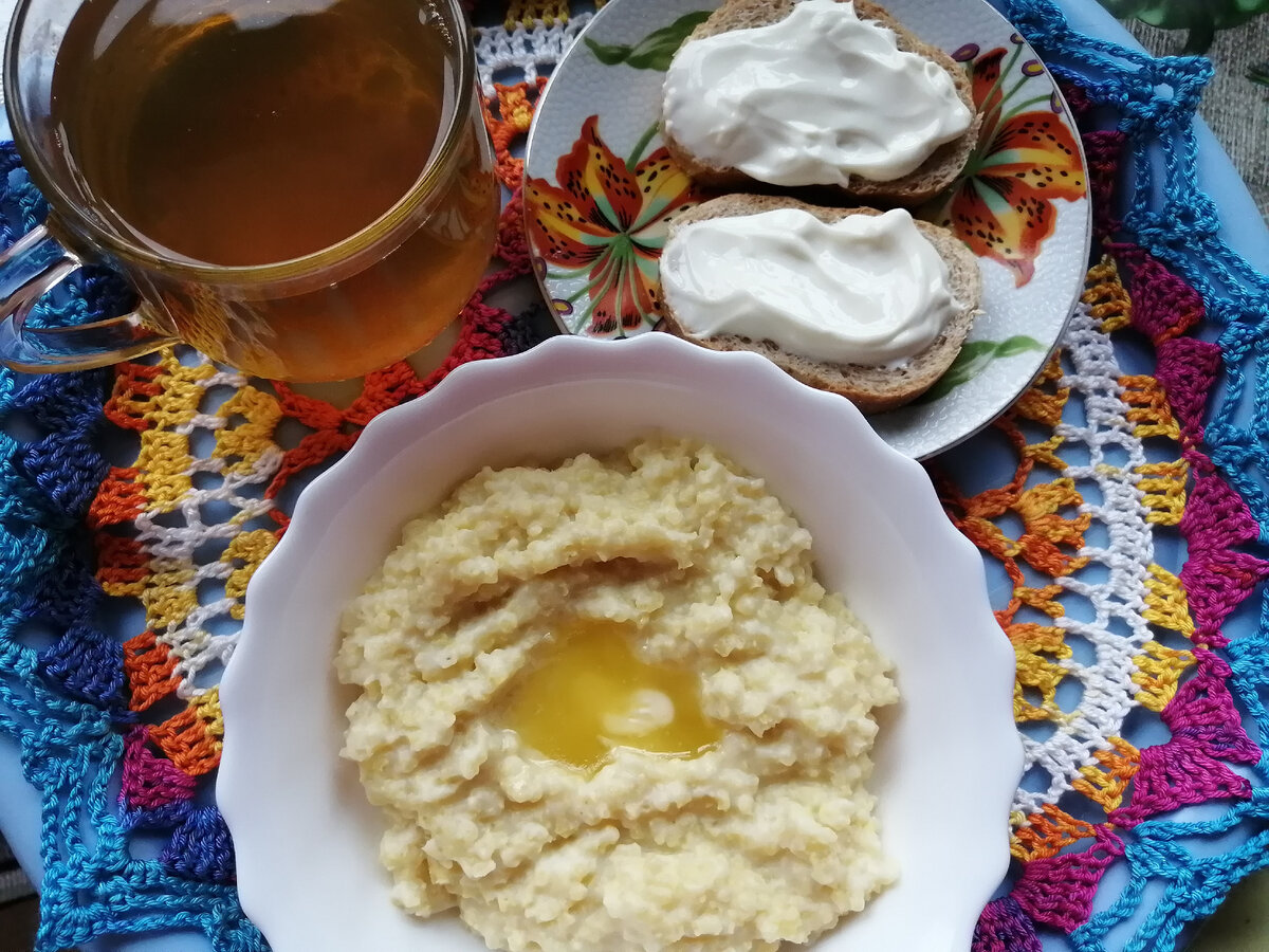 каша пшенная с маслом и пара бутербродов с мягким сыром. зеленый чай без сахара