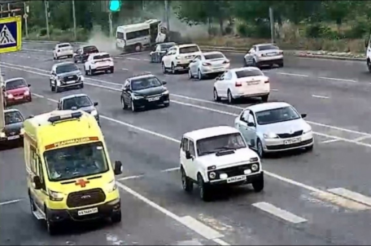    Момент аварии с врезавшейся в столб маршруткой в Волгограде попал на видео