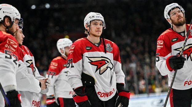    Арсений Грицюк (в центре).ХК «Авангард»