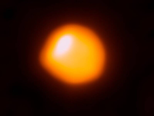 Звезда Бетельгейзе на снимке расположенного в Чили телескопа ALMA. Фото © Wikipedia / ALMA