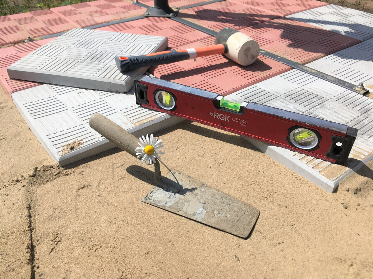 (Все фото автора) Мастерок и ромашка - безмолвный дуэт.