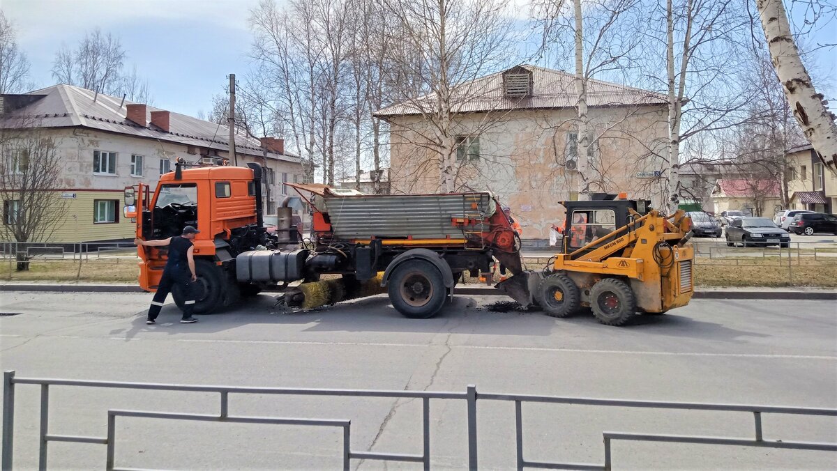    В Мегионе начали ямочный ремонт