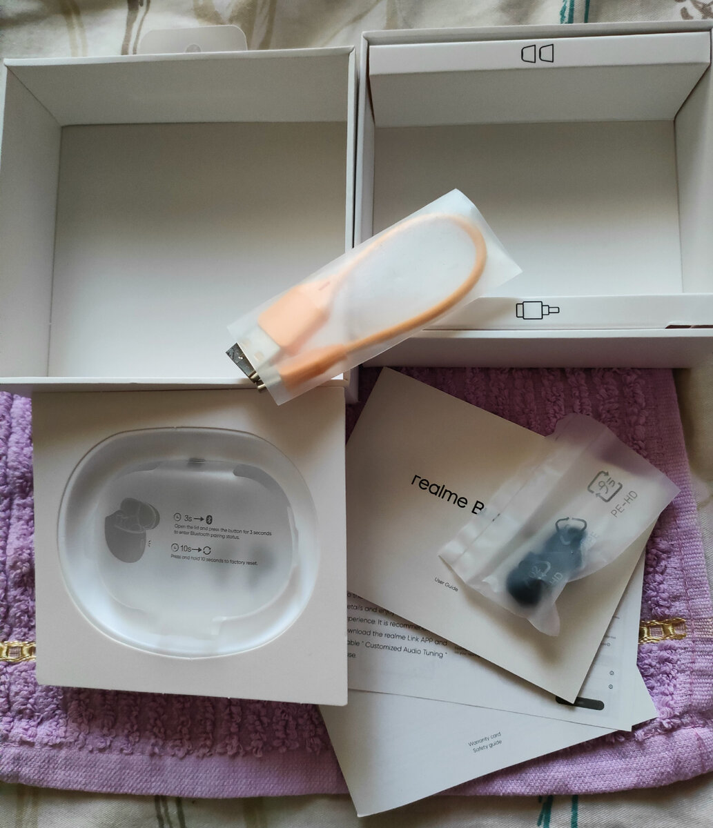 Комплект: провод для зарядки, сменные амбушюры, инструкция, гарантия, ну и сами наушники в зарядном чехле