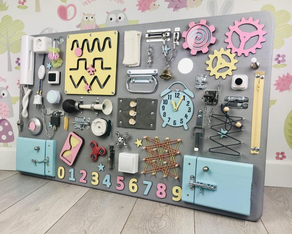 Коворкинг easy busy скандинавия. Игрушка изи бизи. Развивающая доска с замками для детей. Ребенок у доски. Жк скандинавии коворкинг.