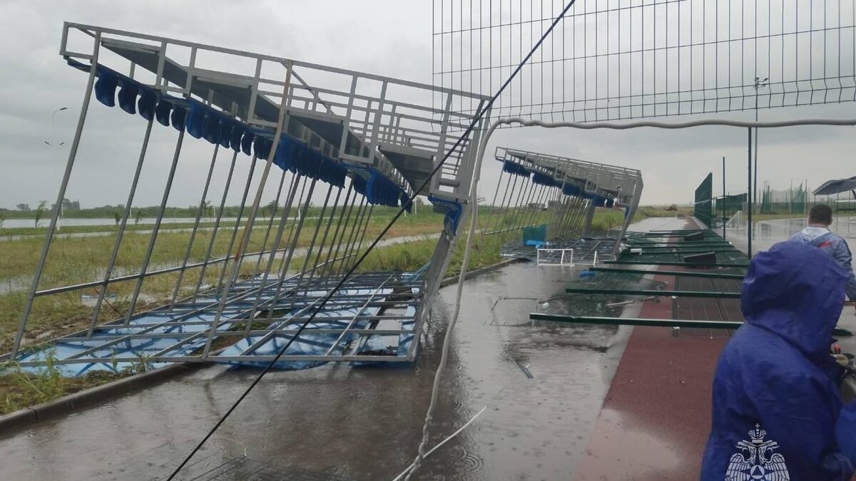     В Ростове во время проведения спортивных состязаний обрушилась трибуна на Гребном канале «Дон». Она накрыла собой зрителей. Дети и взрослые получили тяжелые травмы.