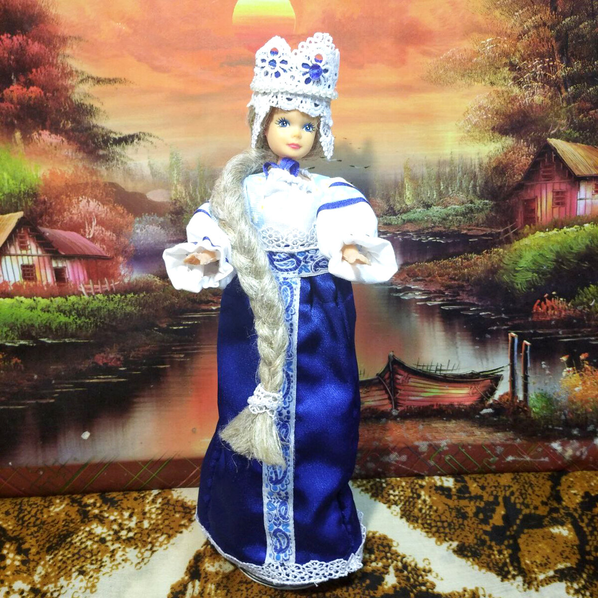 кукла в стилизованном русском костюме