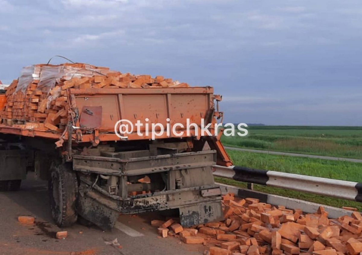    Под Славянском-на-Кубани большегруз врезался в груженый кирпичами «КамАЗ»