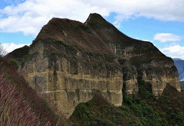 Рукотворное сооружение частично засыпанное грунтом.
Источник фото: https://sun9-6.userapi.com/impg/KSDYmS-k8oq_oe1tBkqFj9XMQ28jfpyCuBPmCg/Sp2luirTN7k.jpg?size=800x534&quality=96&sign=30c10767e0ea8bab1ad41b6bce23936a&type=album