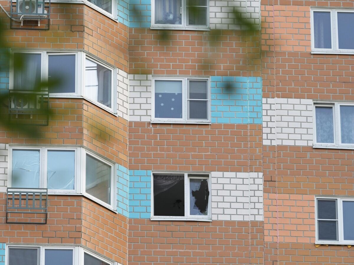    Разбитое окно жилого дома, пострадавшего в результате атаки беспилотника, на улице Профсоюзная в Москве© РИА Новости / Алексей Никольский