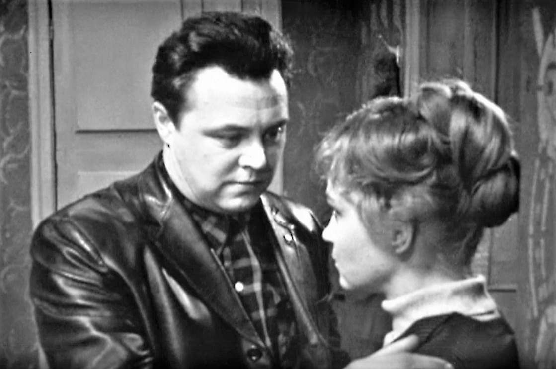 Кадр из телеэпопеи "День за днем" (1971)