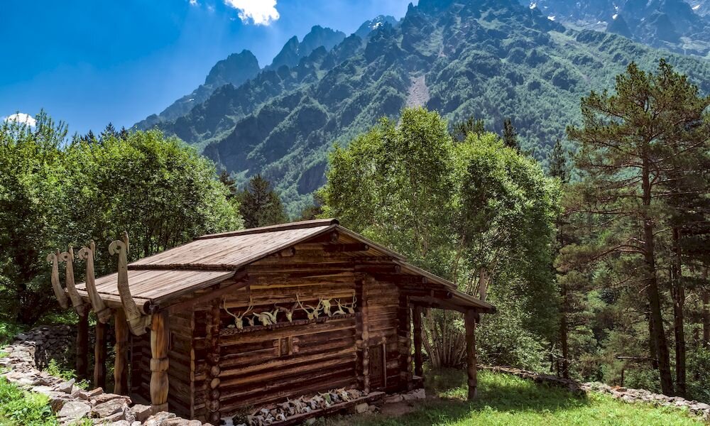 Святилище Реком в Осетии (берендеевский стиль деревянного зодчества)