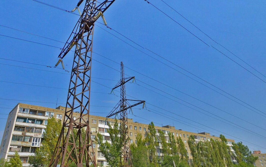 Опоры ЛЭП рядом с жилыми домами.