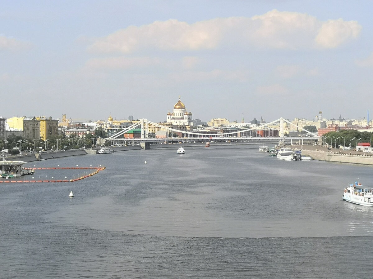 Речная прогулка — хороший вариант для тех, кто остановился в Москве на 1-2 дня. С кораблика открываются красивые виды на небоскрёбы Москва-Сити и сталинские высотки — гостиницу «Украина» и МИД, на здание СЭВ с ажурной крышей, «Лужники» и Парк Горького, Кремль и парк Зарядье.