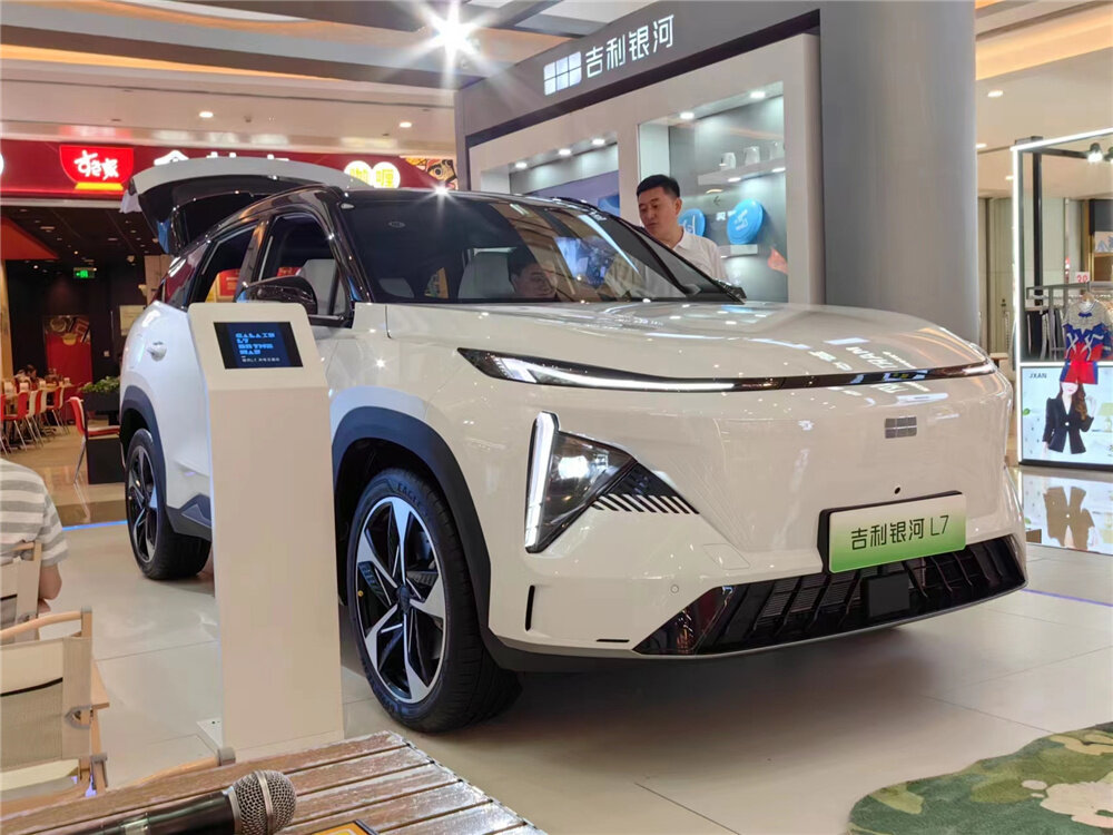 На фото: Гибридный кроссовер Geely Galaxy L