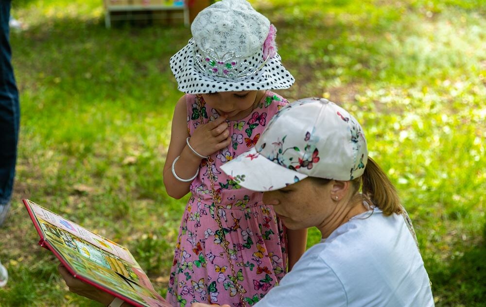  📷    Детская библиотека Оренбурга приглашает любителей книг в Летний читальный зал на траве Марина Шарт