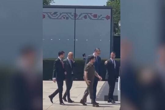    Премьер Люксембурга Баттель неприличным жестом велел Владимиру Зеленскому замолчать